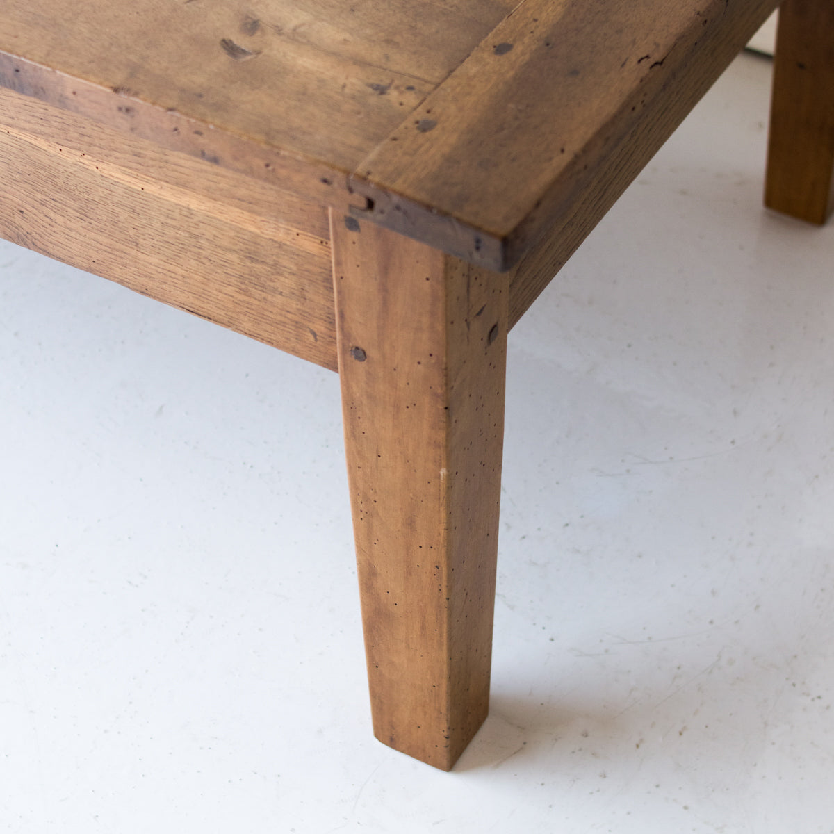 Table basse antique en noyer