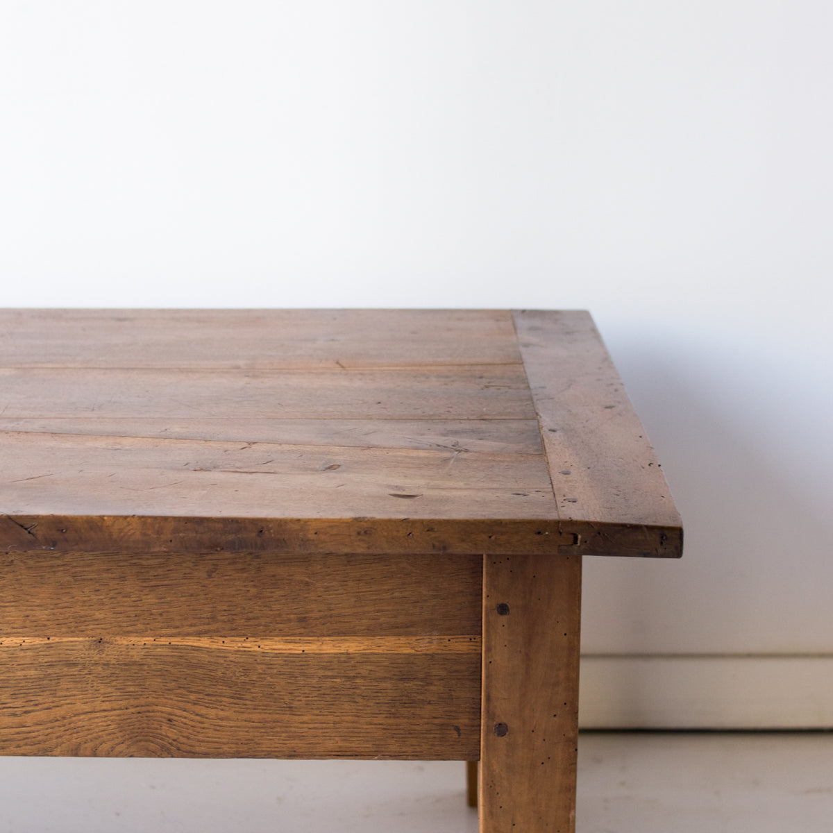 Table basse antique en noyer