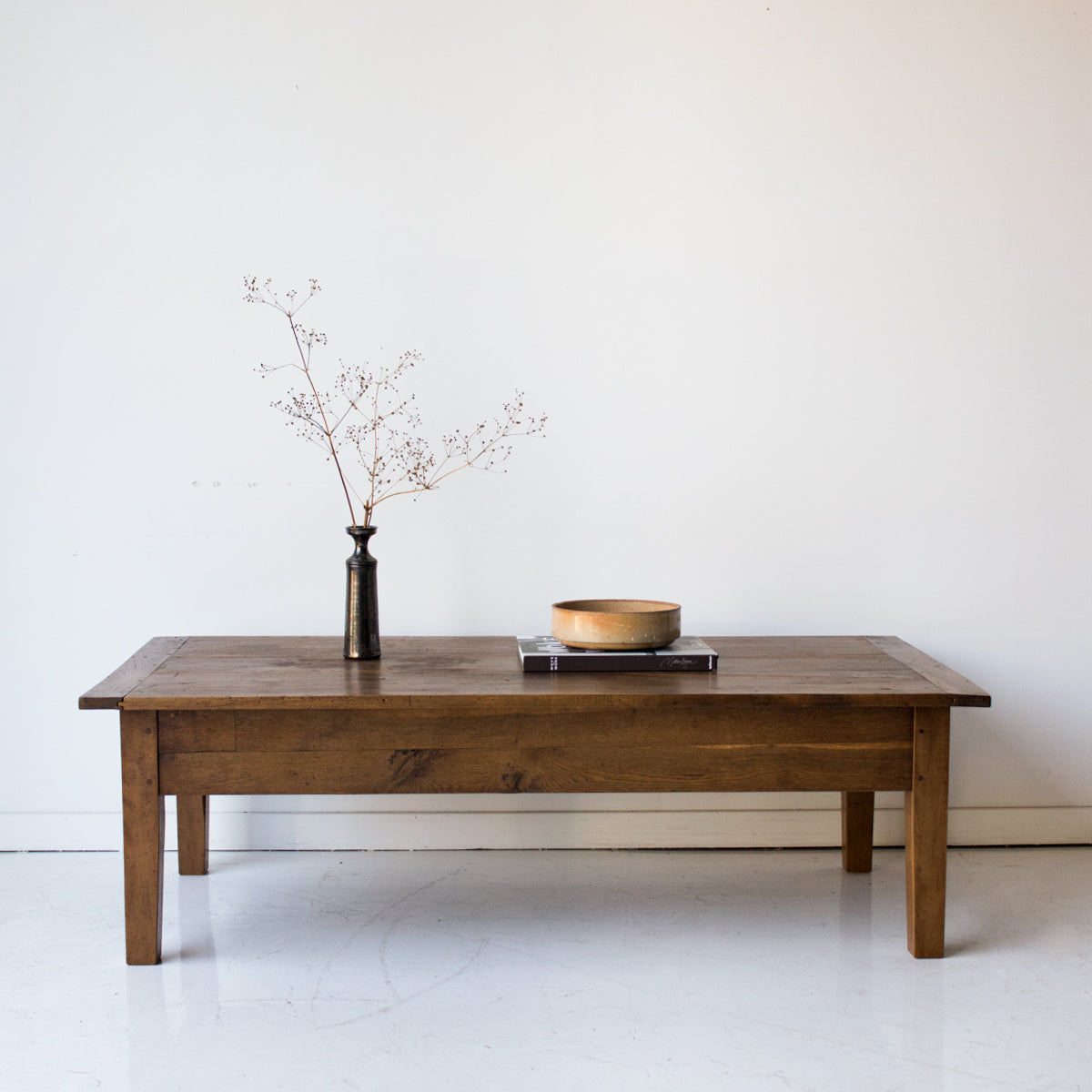 Table basse antique en noyer