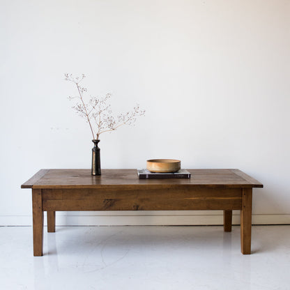 Table basse antique en noyer