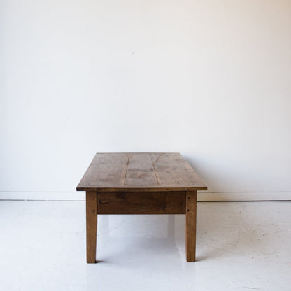 Table basse antique en noyer