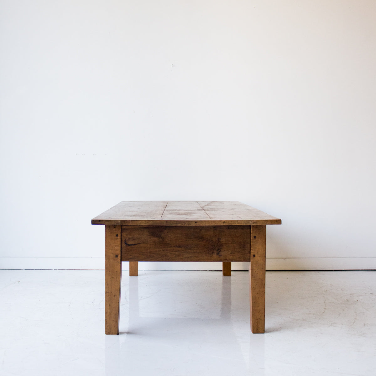 Table basse antique en noyer
