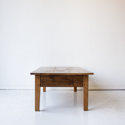 Table basse antique en noyer