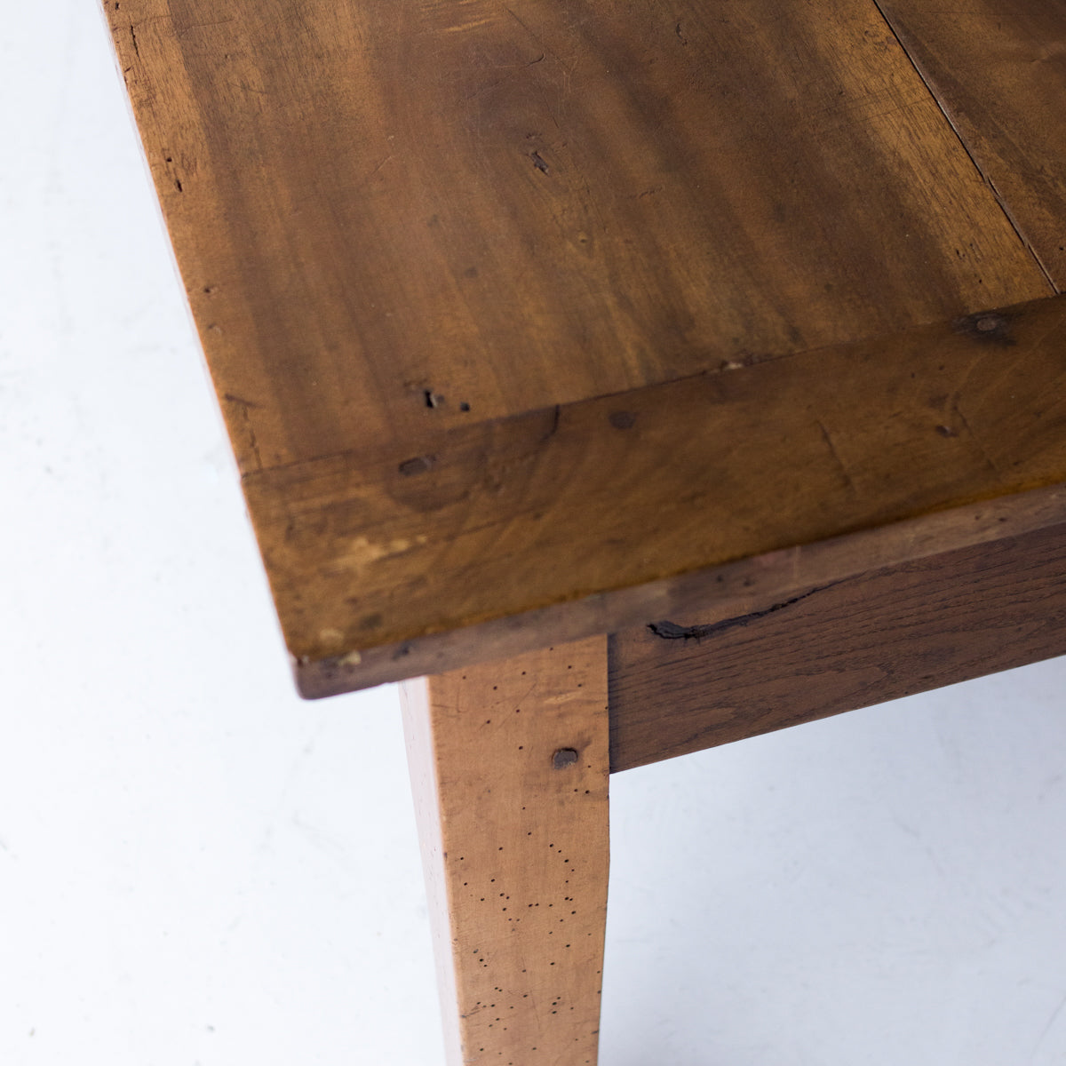 Table basse antique en noyer