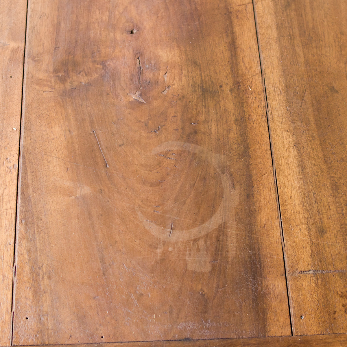 Table basse antique en noyer