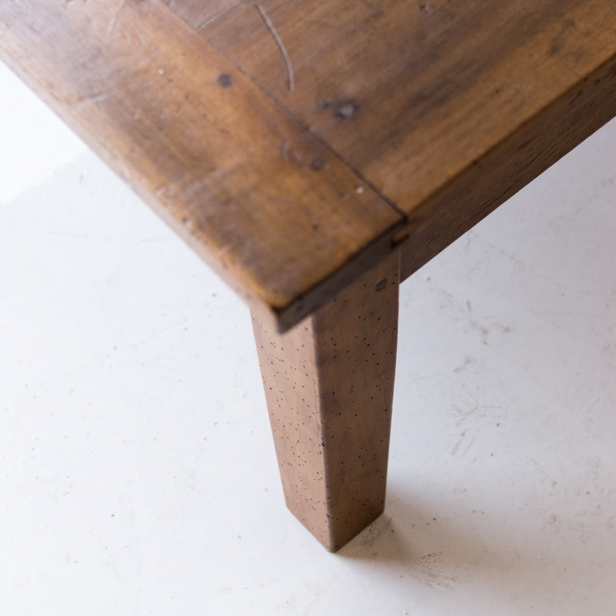 Table basse antique en noyer