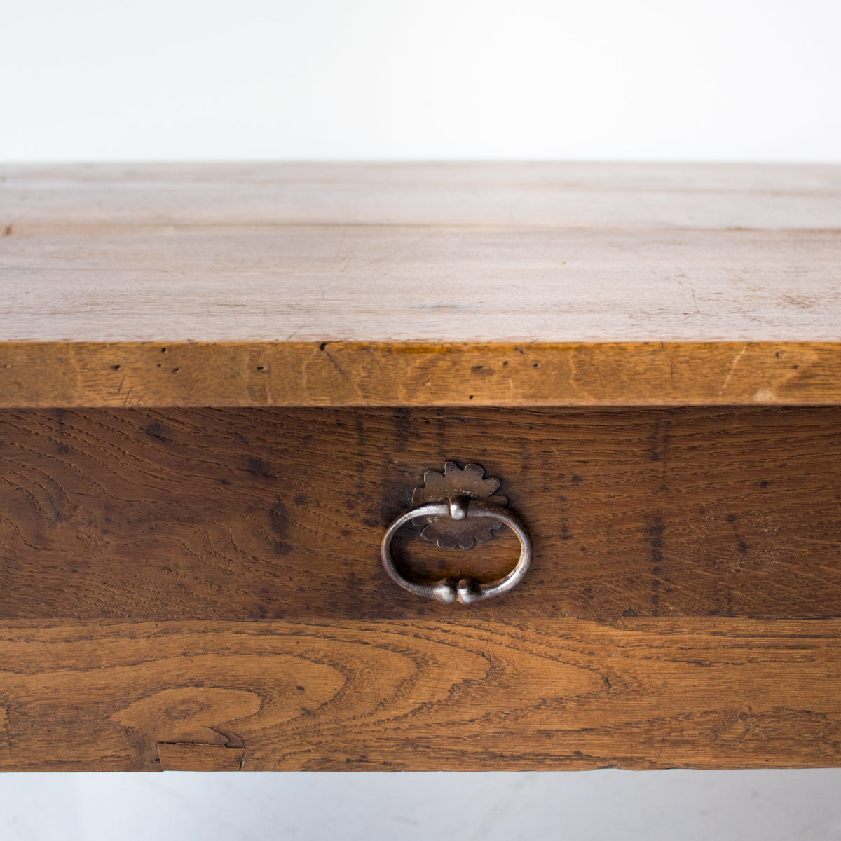 Table basse antique en noyer