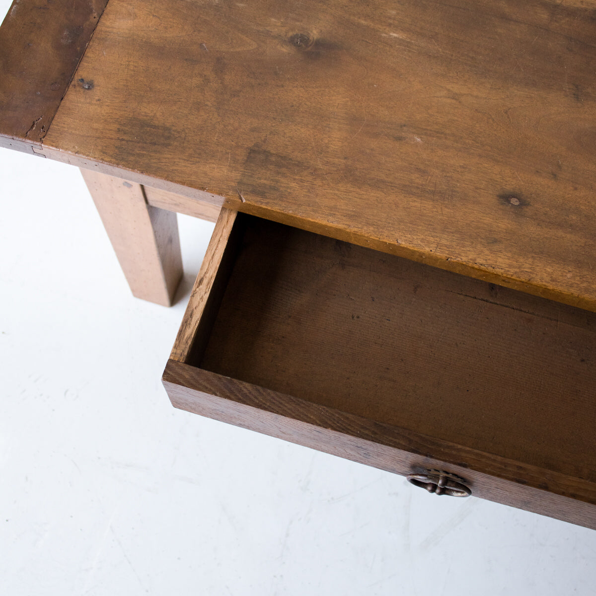Table basse antique en noyer