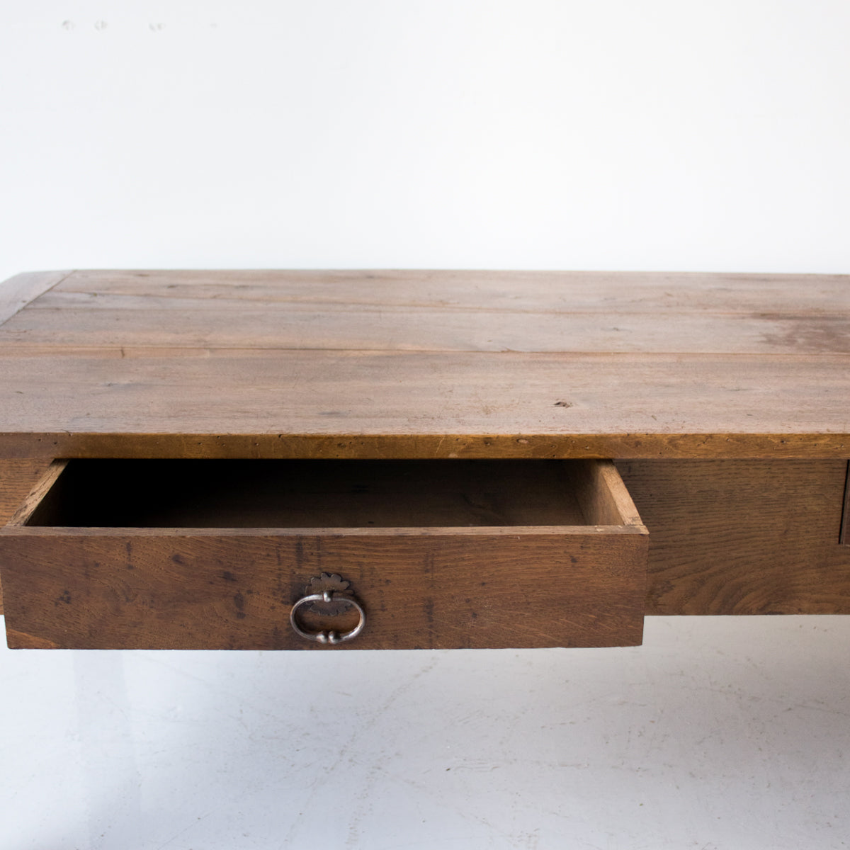 Table basse antique en noyer
