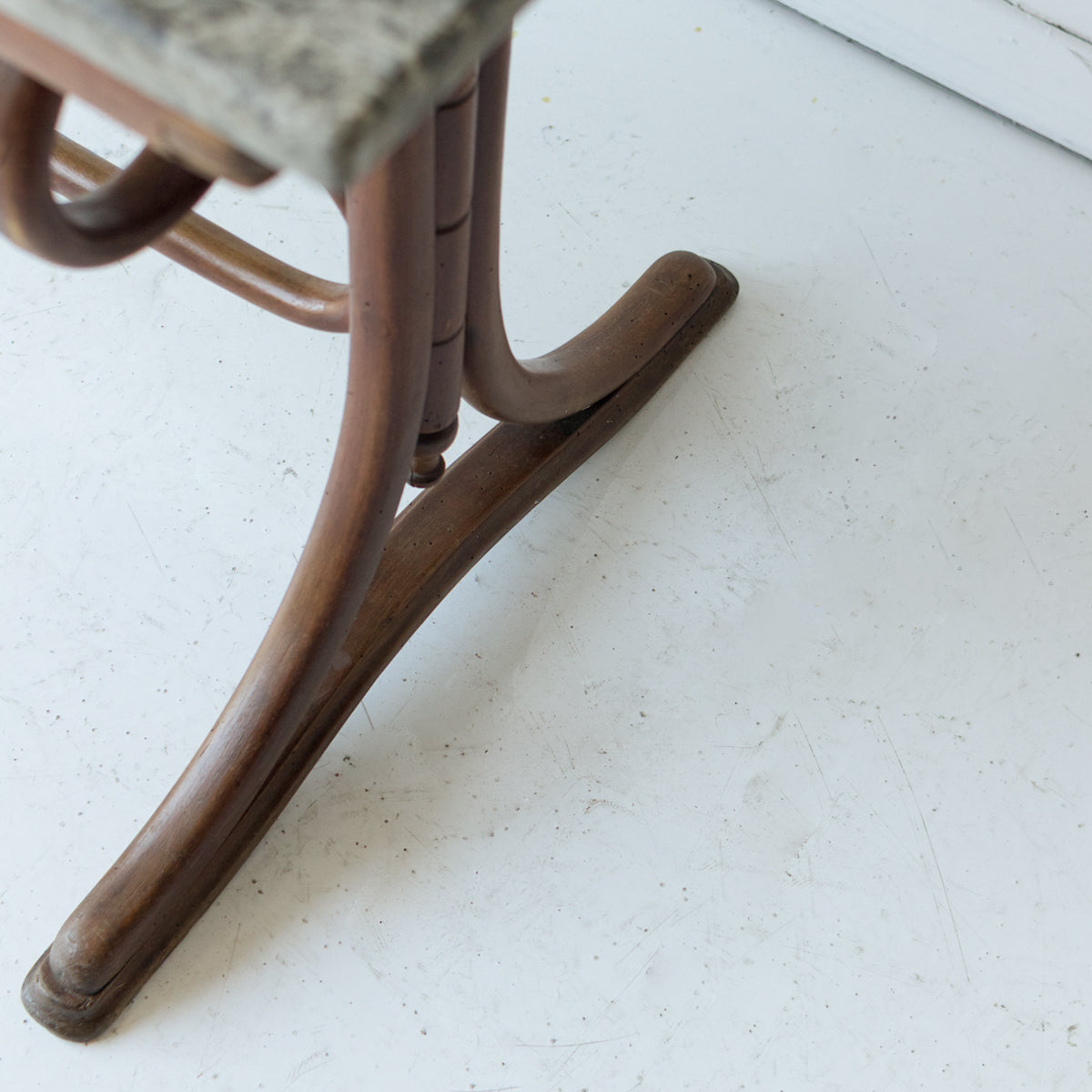 Console en marbre Thonet