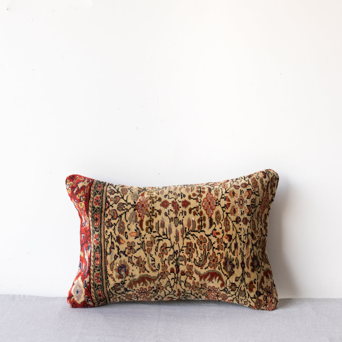 Coussin touffeté vintage | Croix
