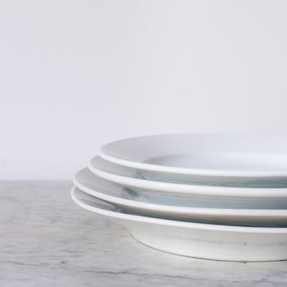 Paire de plats en porcelaine