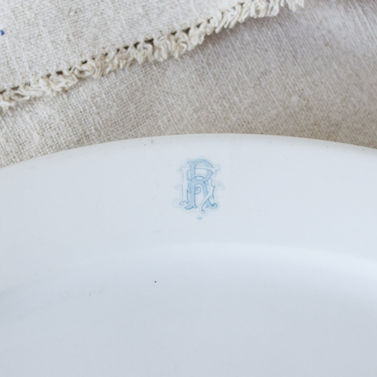 Plat en porcelaine monogrammé
