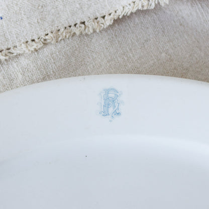 Plat en porcelaine monogrammé