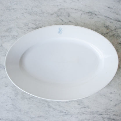 Plat en porcelaine monogrammé
