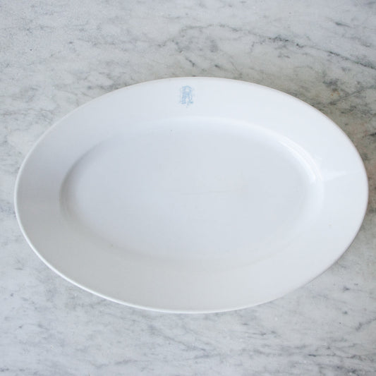 Plat en porcelaine monogrammé