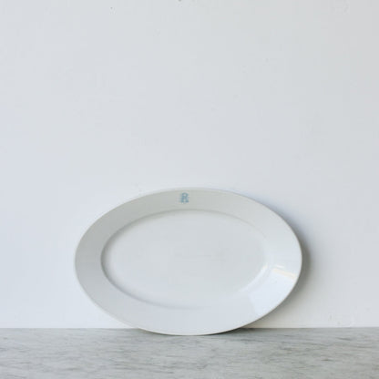 Plat en porcelaine monogrammé