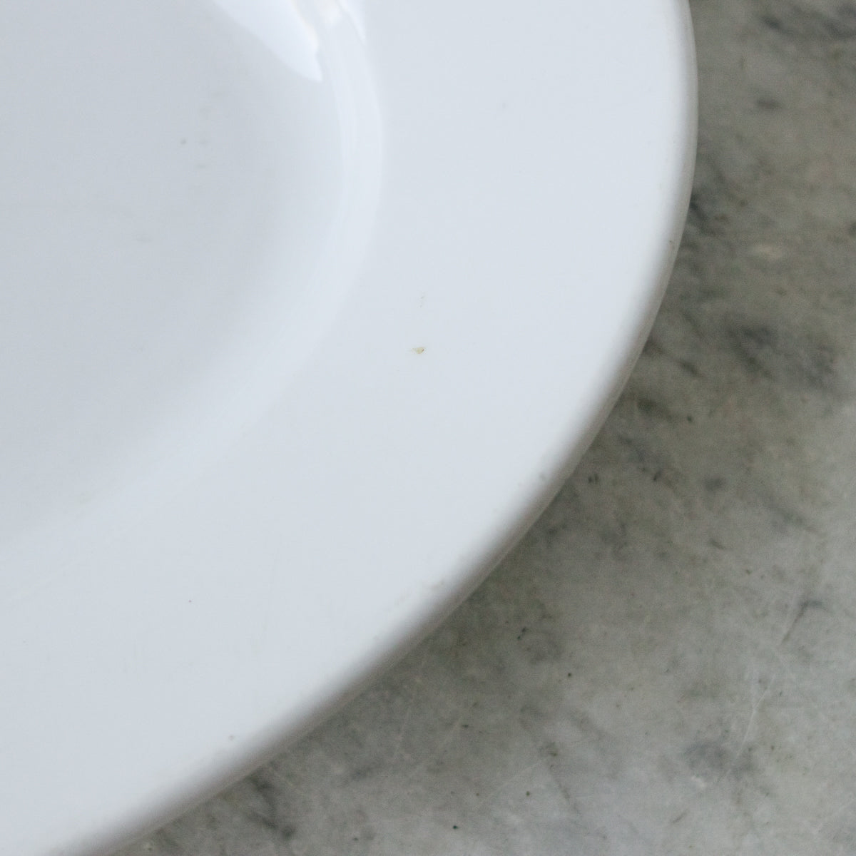 Plat en porcelaine monogrammé