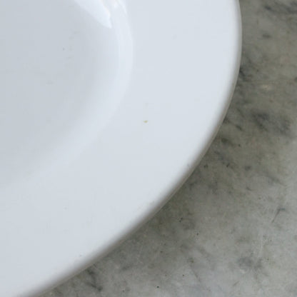Plat en porcelaine monogrammé