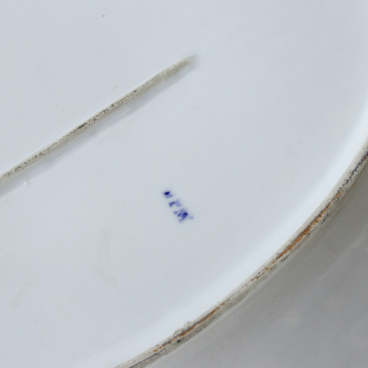 Plat en porcelaine monogrammé