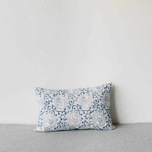 Housse de coussin imprimée en édition limitée | Grues Indigo