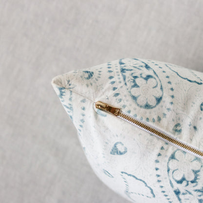 Housse de coussin imprimée en édition limitée | Leonie Indigo