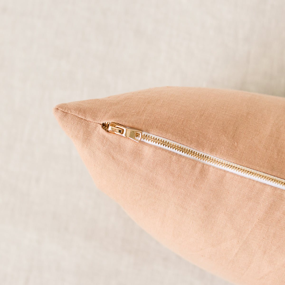 Petite housse de coussin en lin lavé