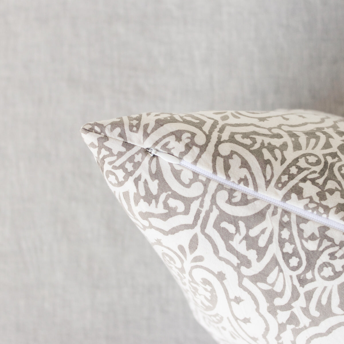 Housse de coussin imprimée en édition limitée | Dominique French Grey