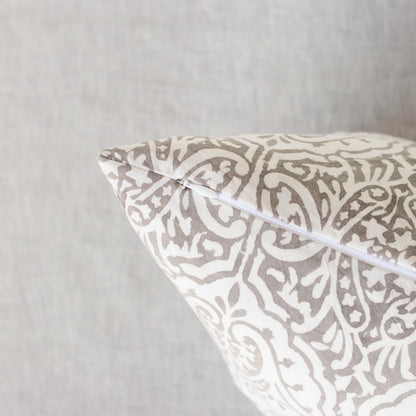 Housse de coussin imprimée en édition limitée | Dominique French Grey