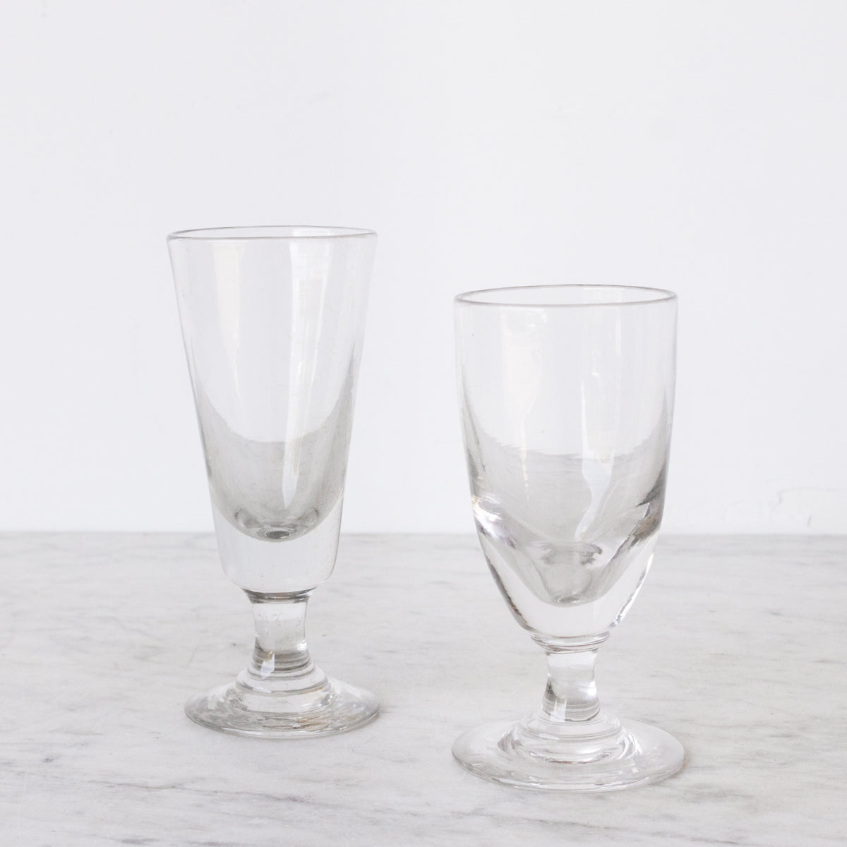 Paire éclectique de verres à absinthe anciens