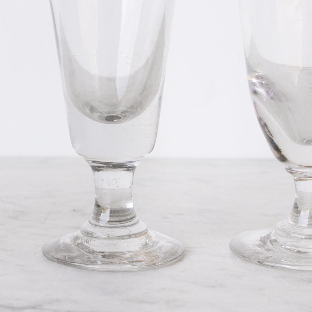Paire éclectique de verres à absinthe anciens