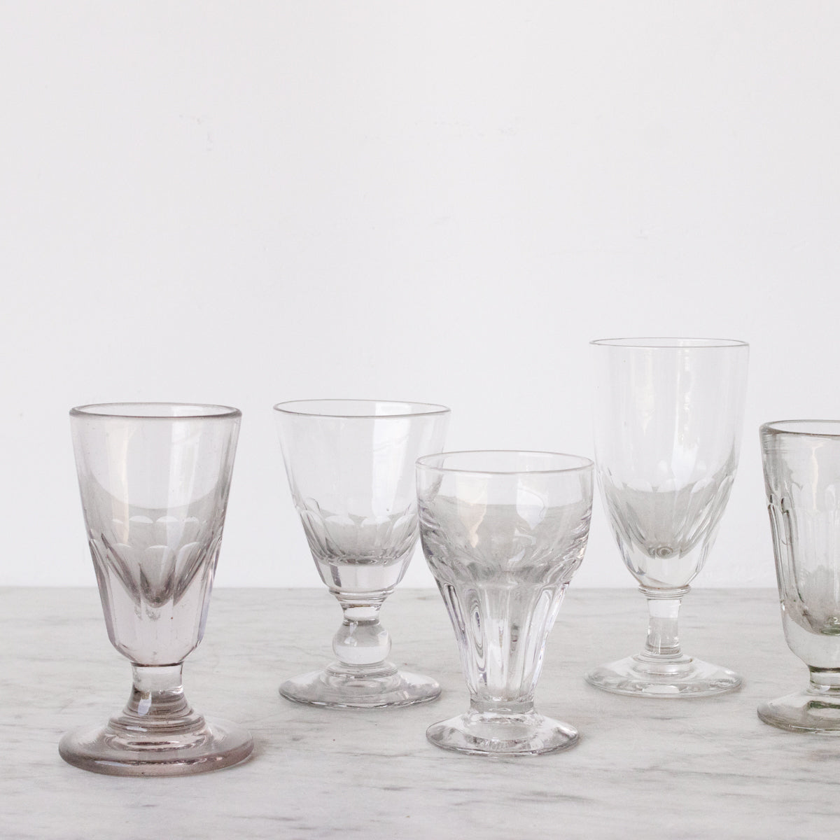 Paire éclectique de verres à absinthe anciens en verre taillé