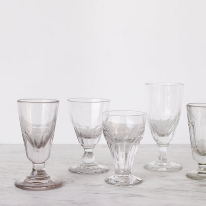 Paire éclectique de verres à absinthe anciens en verre taillé