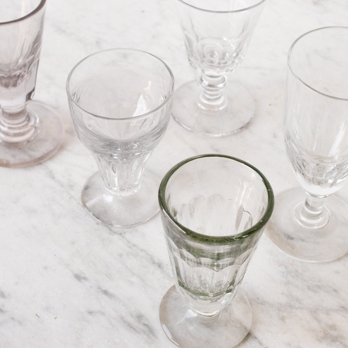 Paire éclectique de verres à absinthe anciens en verre taillé