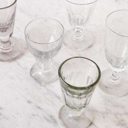 Paire éclectique de verres à absinthe anciens en verre taillé