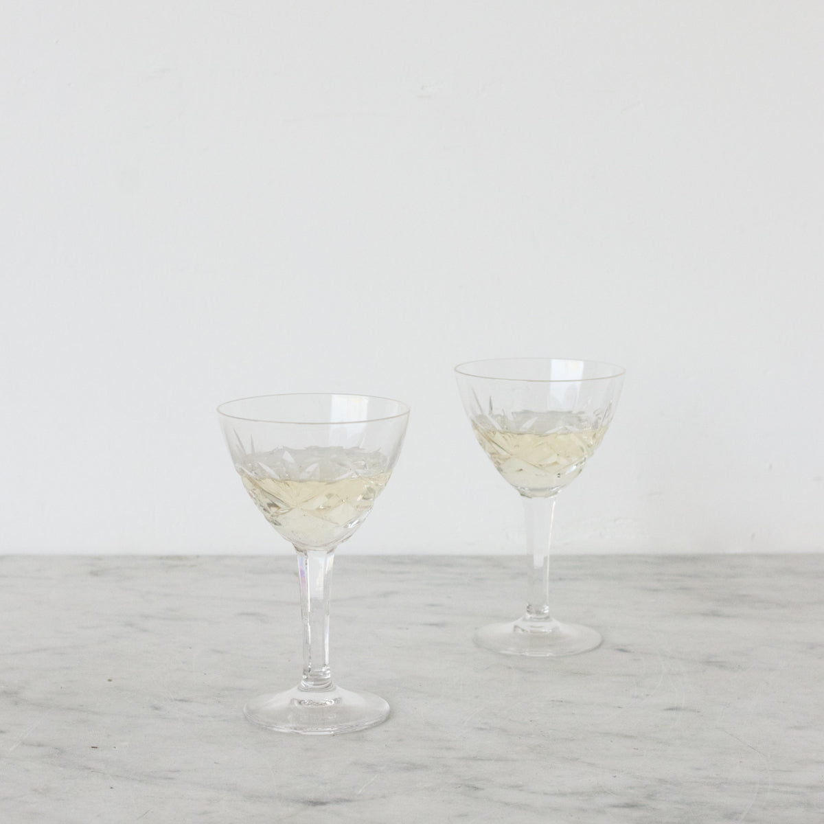 Ensemble de 8 verres à vin en cristal taillé