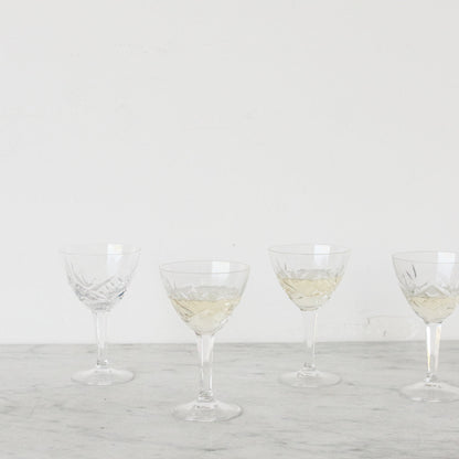 Ensemble de 8 verres à vin en cristal taillé
