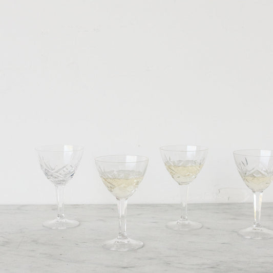 Ensemble de 8 verres à vin en cristal taillé