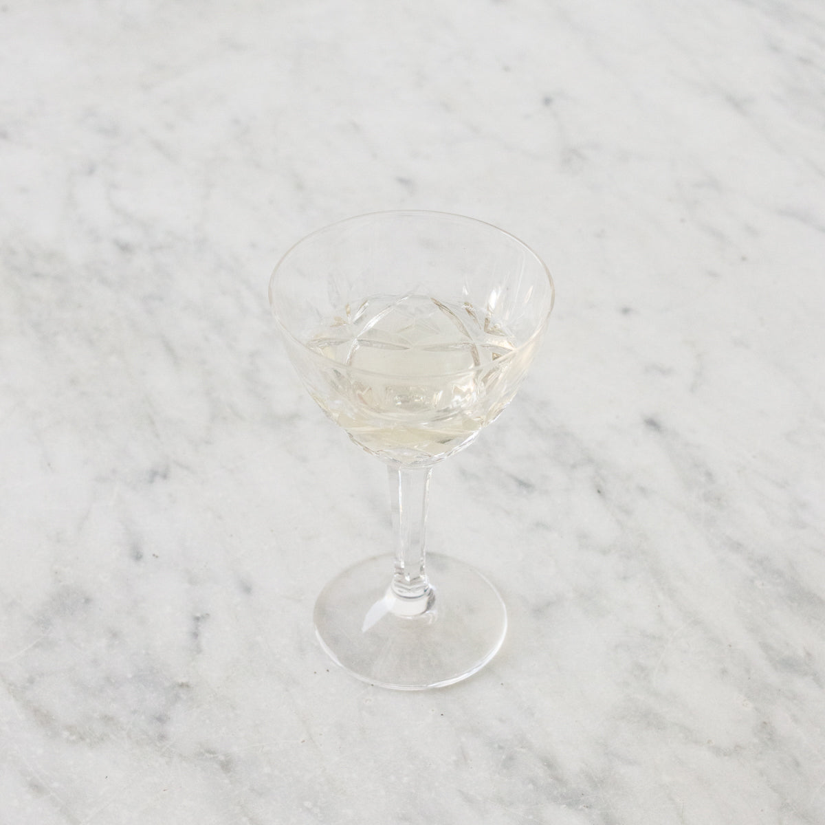 Ensemble de 8 verres à vin en cristal taillé