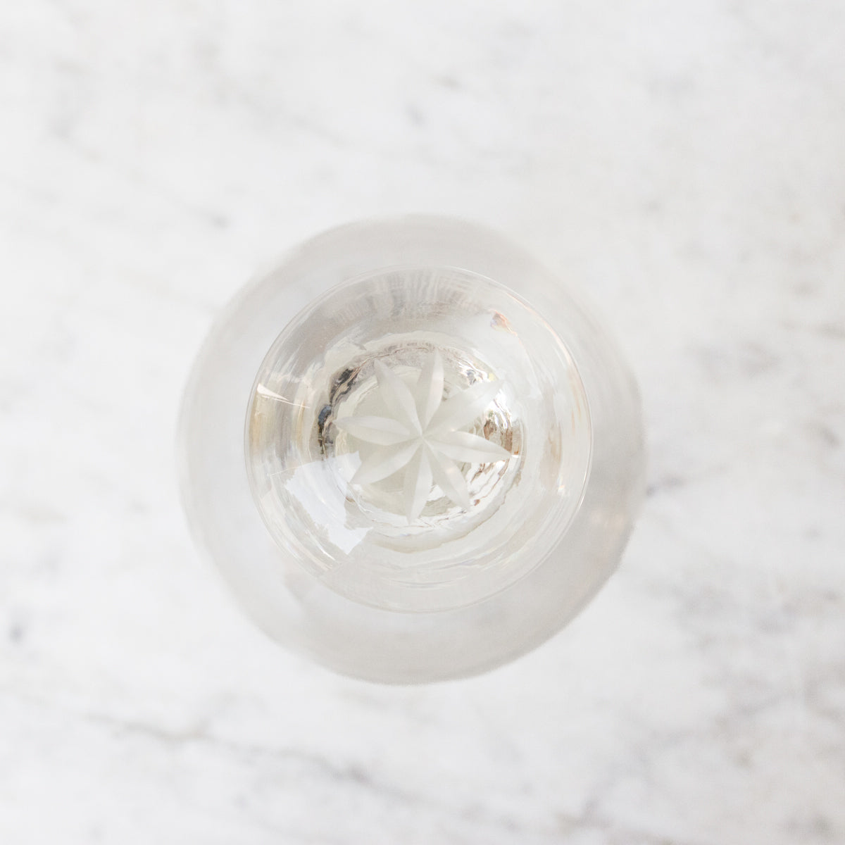 Carafe gravée du milieu du siècle