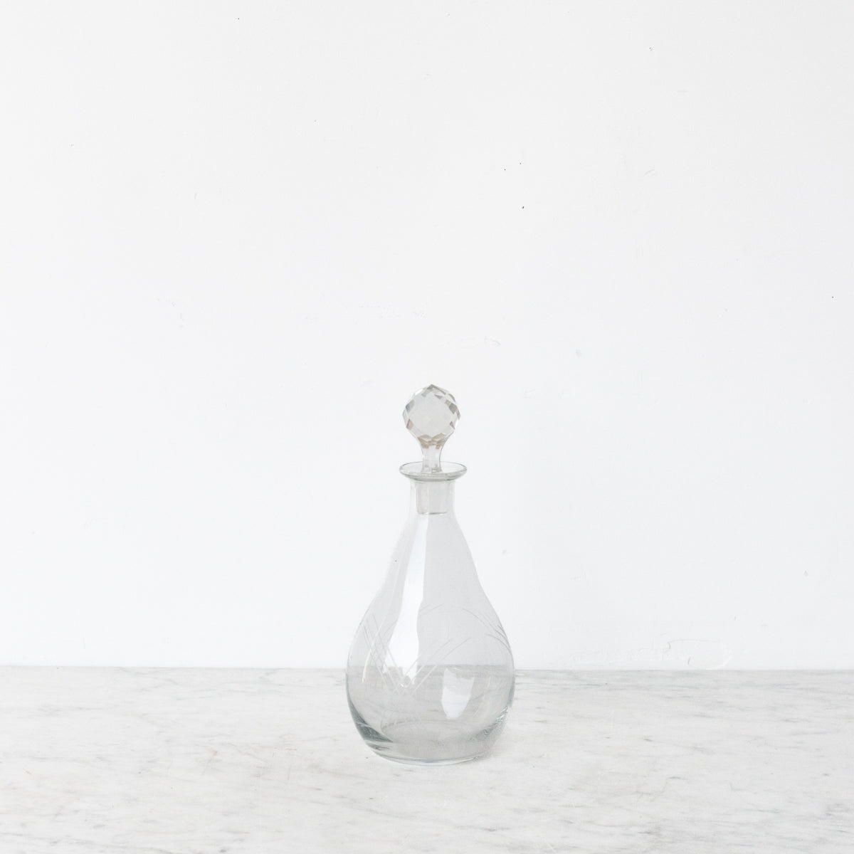 Carafe gravée du milieu du siècle
