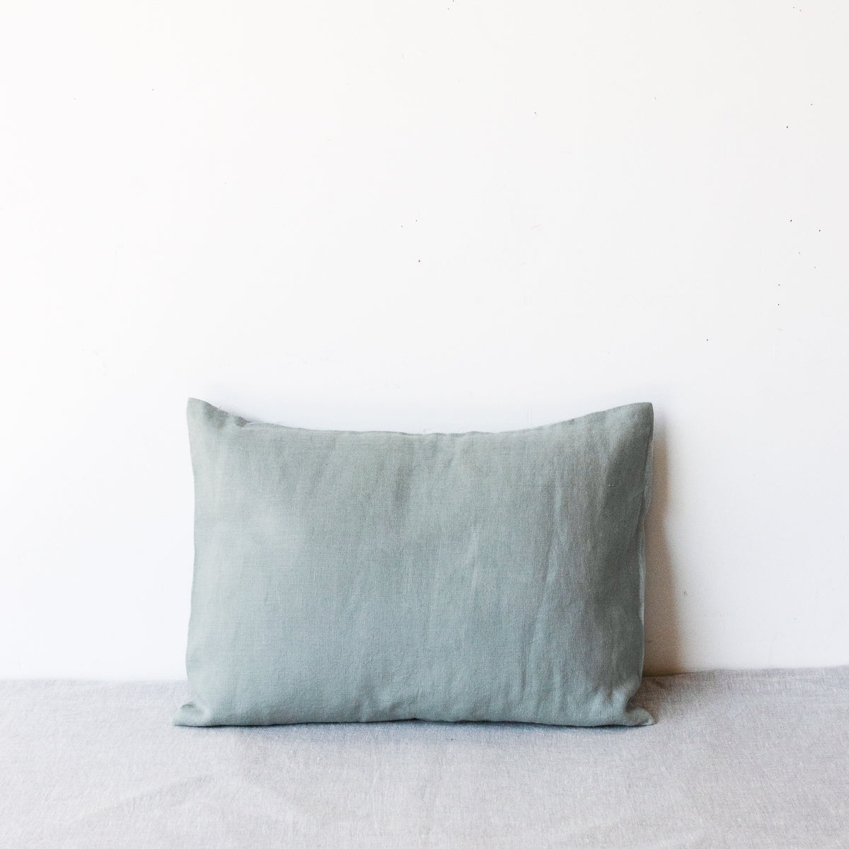 Petit coussin décoratif en lin lavé