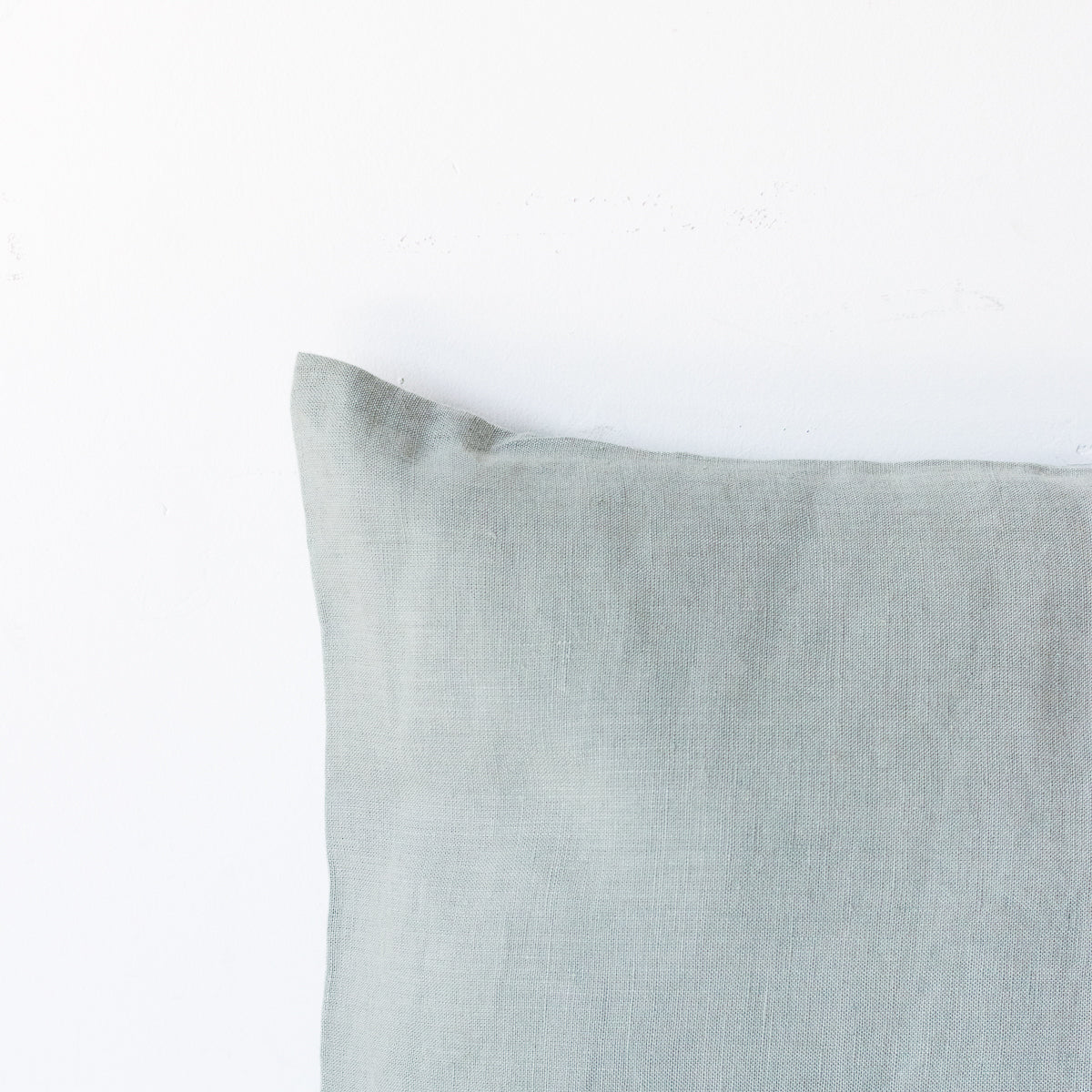 Petit coussin décoratif en lin lavé