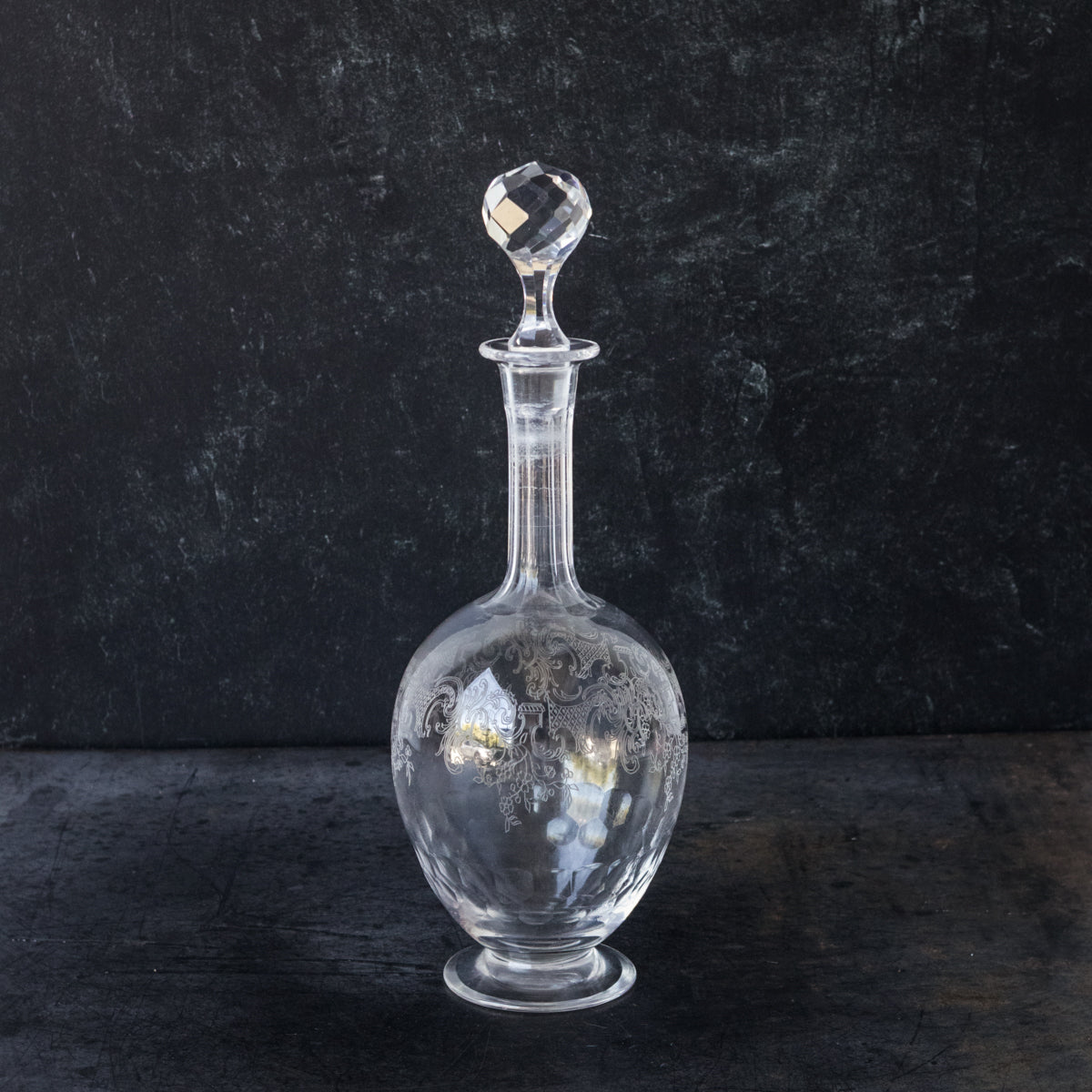 Carafe en verre gravé