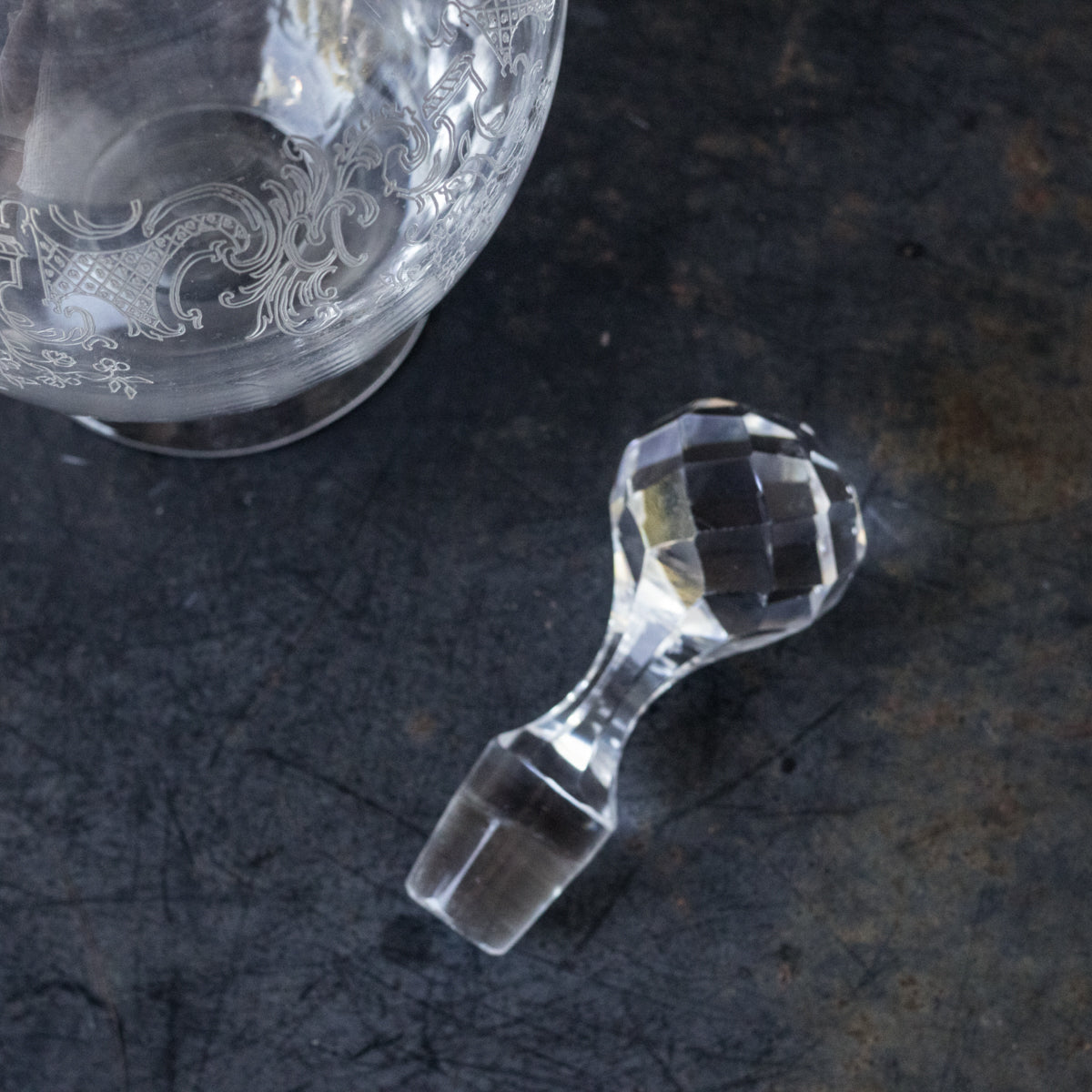 Carafe en verre gravé