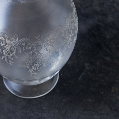 Carafe en verre gravé