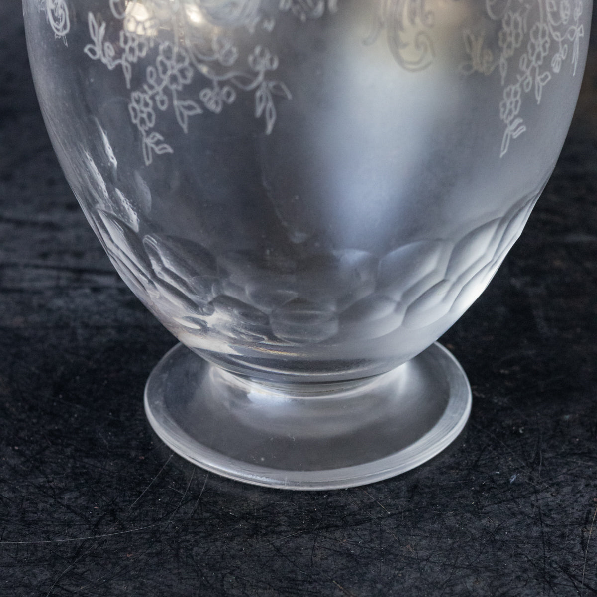 Carafe en verre gravé