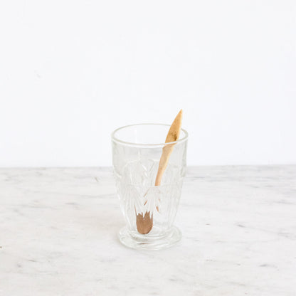 Verre pressé sur pied avec cuillère en os