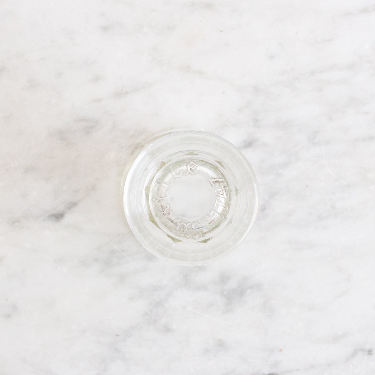 Verre pressé sur pied avec cuillère en os