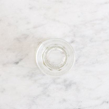 Verre pressé sur pied avec cuillère en os
